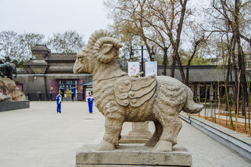 古代神兽枭羊左侧全身雕像