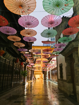 昆明老街雨夜景观