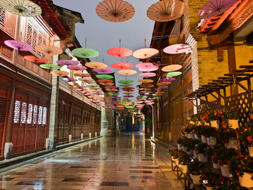 昆明老街雨夜景观