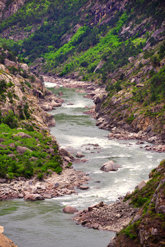峡谷里的河流