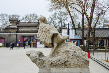 古代神鸟白鹤左侧全身雕像