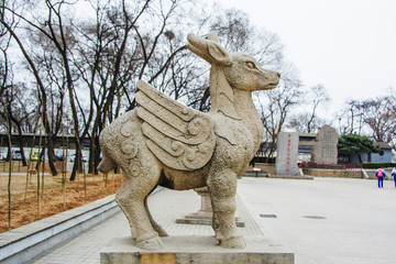 古代神兽天鹿右侧全身雕像
