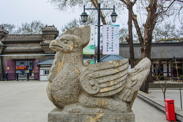 古代神鸟三头鸟左侧全身雕像