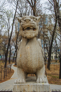 古代神兽白虎正面全身雕像