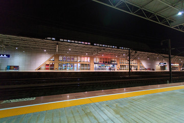 衡山西站站台夜景