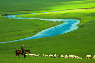 草原河流骑马羊群