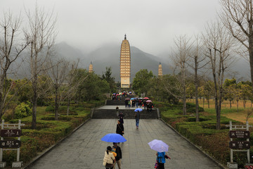 雨中的崇圣寺三塔