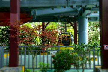 黄色缆车背景图高清摄影素材