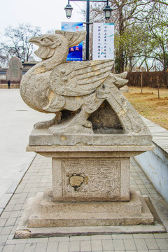 古代神鸟朱雀左侧全景雕塑