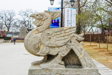 古代神鸟朱雀左侧全身雕像