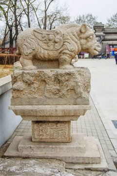 古代神兽兕右侧全景雕塑