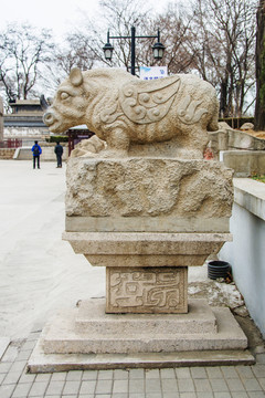 古代神兽兕左侧全景雕塑