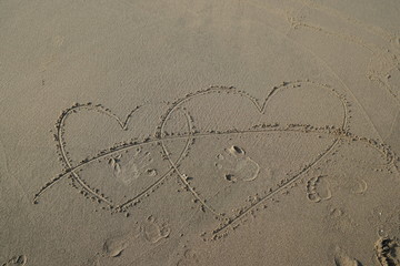 沙滩爱心 一箭穿心 浪漫的素材