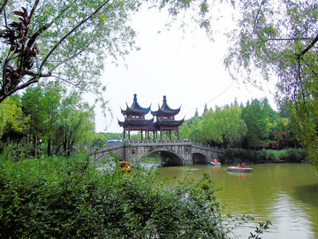 上海古华公园石桥上的亭子高清图
