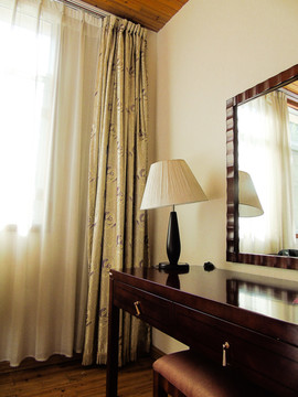 酒店灯具窗帘室内高清摄影图