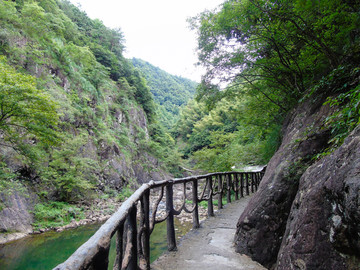 磐安风景区栈道围栏栏杆摄影图