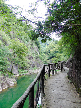 风景区小道护栏高清摄影图