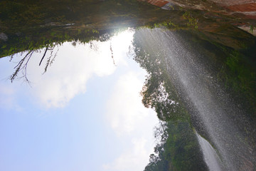 贵州赤水燕子岩瀑布 仰拍