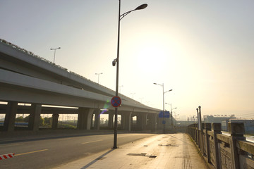 城市高架桥 早晨 逆光