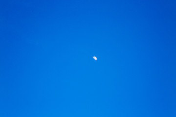 蓝天月亮
