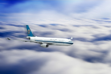 客机翱翔云海