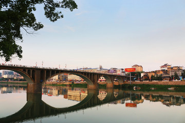 沿江江景