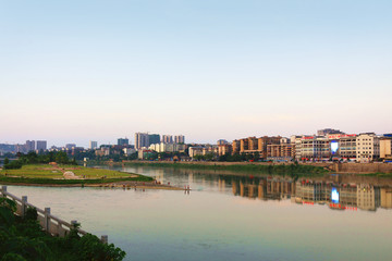 沿江江景