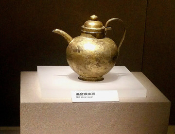 鎏金银执壶