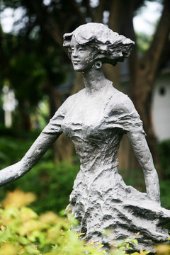 女孩雕像