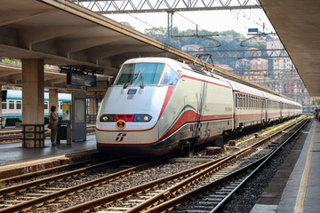 意大利火车站高铁列车