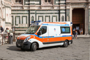 圣母百花大教堂广场上的救护车