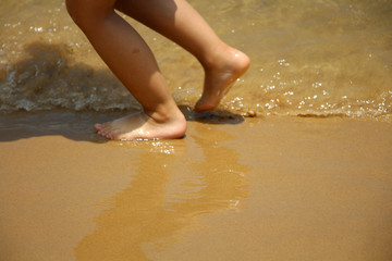 小孩奔跑 沙滩 儿童脚