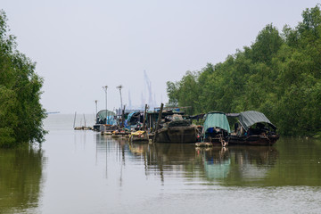 河岸河口渔船