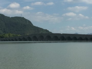 湖水  桥