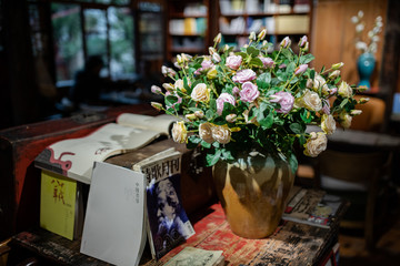老书店里的鲜花与书籍陈设