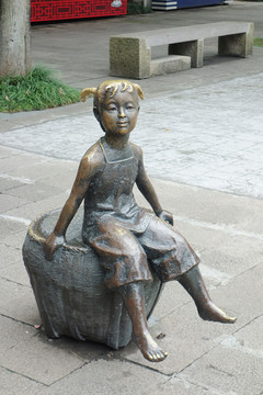 小孩铜像