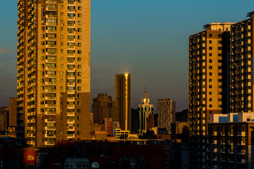 夕阳余晖里的楼宇