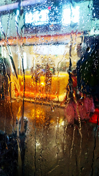 窗外雨