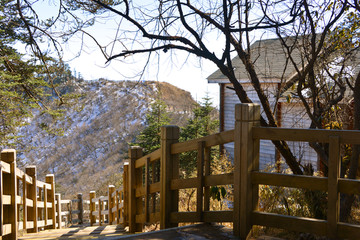 西岭雪山观光栈道和小木屋