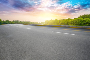 公路路面和天空景观