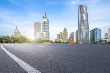 柏油马路和城市建筑群