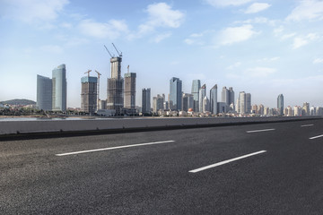 公路路面和城市建筑景观
