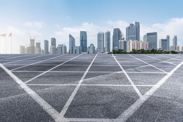 公路路面和城市建筑群