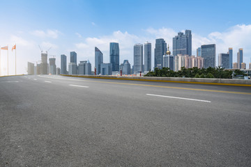 公路路面和城市建筑群