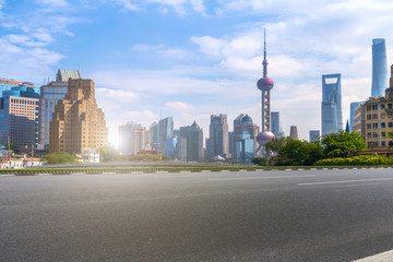 前景为城市道路路面的上海外滩