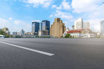 前景为城市道路路面的上海外滩