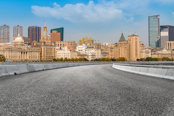 前景为城市道路路面的上海外滩