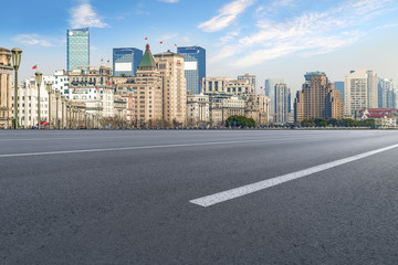 前景为城市道路路面的上海外滩