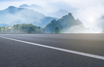 公路路面和自然山水风景