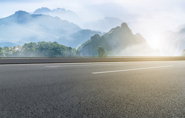 公路路面和自然山水风景